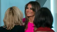 Ibu Negara AS Melania Trump menyapa Ibu Negara Prancis Brigitte Macron dalam santap siang bersama para ibu negara selama acara PBB di New York, Rabu (20/9). Pada acara itu, Melania mengenakan busana dengan harga sekitar Rp 40 juta. (AP Photo/Craig Ruttle)