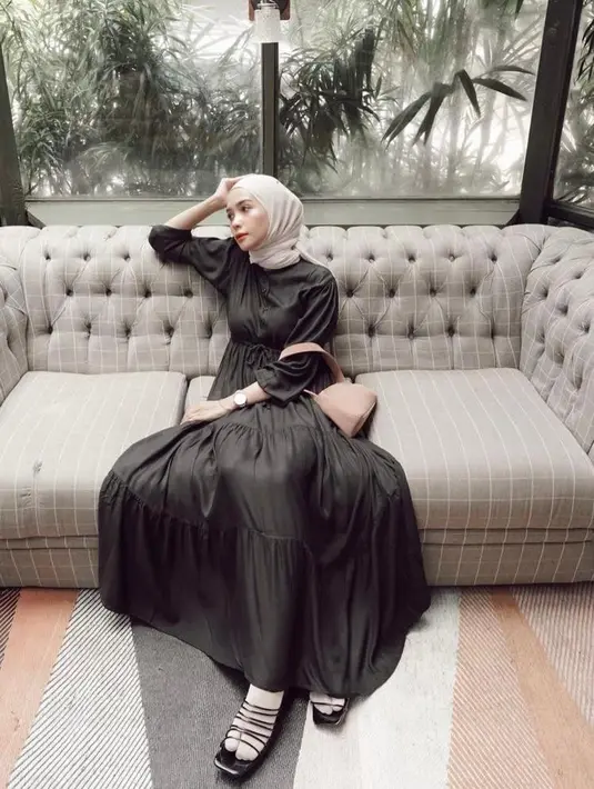 Pakai outfit terbaik-mu dan duduk santai di sofa ruang tamu kamu. [Foto: IG/hamidahrachmayanti].
