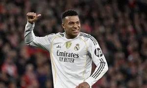 Penyerang Real Madrid asal Prancis, Kylian Mbappe, memberi isyarat saat laga La Liga melawan Athletic Bilbao di San Mames, Bilbao, 3 Desember 2025. (ANDER GILLENEA / AFP)