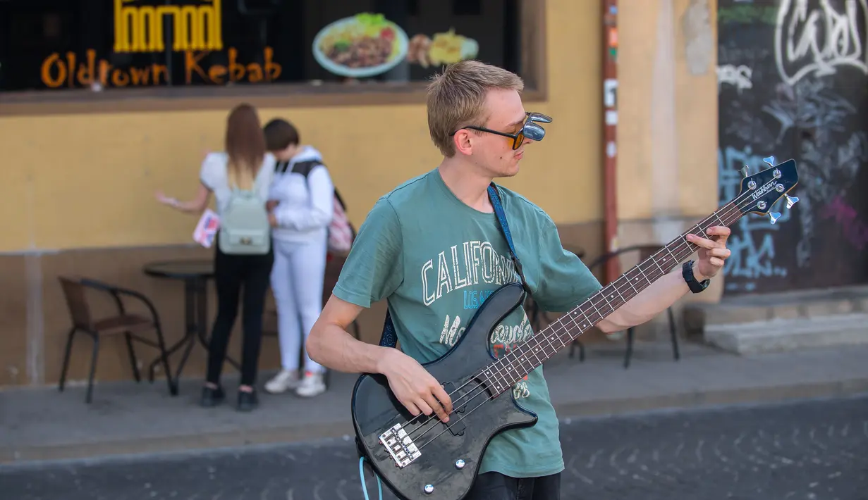 Seorang pria tampil di acara Hari Musik Jalanan (Street Music Day) di Vilnius, Lithuania (18/7/2020). Sejumlah musisi profesional dan amatir tampil di jalan-jalan dan taman di kota tua Vilnius dalam rangka merayakan Hari Musik Jalanan pada Sabtu (18/7). (Xinhua/Alfredas Pliadis)