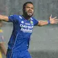 Pemain Persib, Zulham Zamrun, merayakan gol yang dicetak ke gawang Barito Putera pada laga TSC 2016 di Stadion Pakansari, Bogor, Jawa Barat, Sabtu (13/8/2016). Persib menang 2-0 atas Barito Putera. (Bola.com/Vitalis Yogi Trisna)