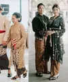 Lihat adu gaya couple Pak Jokowi-Ibu Iriana dan Kaesang-Erina Gudono dalam balutan baju adat Jawa.