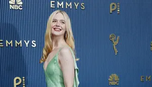 Potret Elle Fanning Tampil Memesona di Karpet Biru Emmy Awards 2026