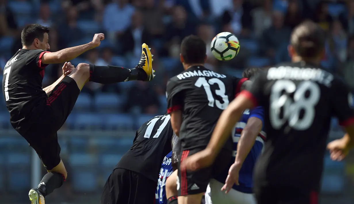 Striker AC Milan, Nikola Kalinic, menendang bola saat melawan Sampdoria pada laga Serie A Italia di Stadion Luigi Ferraris, Genoa, Minggu (24/9/2017). Sampdoria menang 2-0 atas Milan. (AFP/Filippo Monteforte)