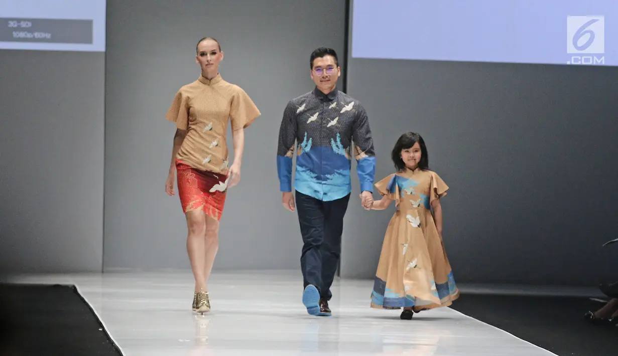 Model dan perancang busana berjalan diatas catwalk menujukkan karyanya di Jakarta Fashion Week 2018 di Senayan City, Jakarta, Sabtu (21/10). Jakarta Fashion Week 2018 akan berlangsung pada 21-27 Oktober mendatang. (Liputan6.com/Herman Zakharia)