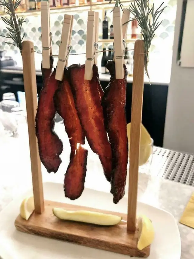 10 Potret Penyajian Makanan Nyeleneh di Restoran, Bikin Bingung Pelanggan