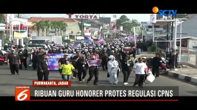 Aksi unjuk rasa dilakukan dengan long march dari halaman Kampus UPI Purwakarta hingga taman kota di area Situ Buled, Purwakarta.