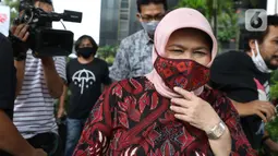 Mantan Bupati Bogor, Nurhayanti meninggalkan gedung KPK usai menjalani pemeriksaan sebagai saksi, Jakarta, Selasa (14/7/2020). Nurhayanti diperiksa sebagai saksi dalam kasus korupsi pemotongan uang dan gratifikasi yang dilakukan eks Bupati Bogor Rachmat Yasin. (Liputan6.com/Helmi Fithriansyah)