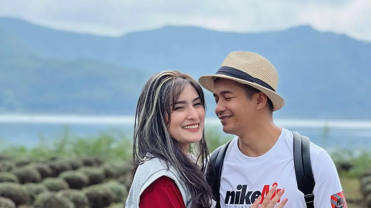 6 Potret Angbeen Rishi dan Adly Fairuz Liburan ke Jepang, Penampilannya Curi Perhatian