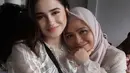 Syifa Hadju juga mengunggah potret dirinya bersama sang ibunda yang kompak mengenakan pakain serba putih. Sang ibunda pun tampil dengan kerudung ungu polos. [@syifahadju]