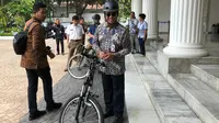 Gubernur DKI Jakarta Anies Baswedan mendatangi DPR RI menggunakan sepeda, Rabu (25/9/2019). (Liputan6.com/ Delvira Chaerani Hutabarat)