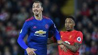 Penyerang Manchester United, Zlatan Ibrahimovic (kiri), mendapat kawalan dari bek Liverpool, Nathaniel Clyne, pada laga Premier League di Anfield, Senin (17/10/2016). (AFP/Paul Ellis)