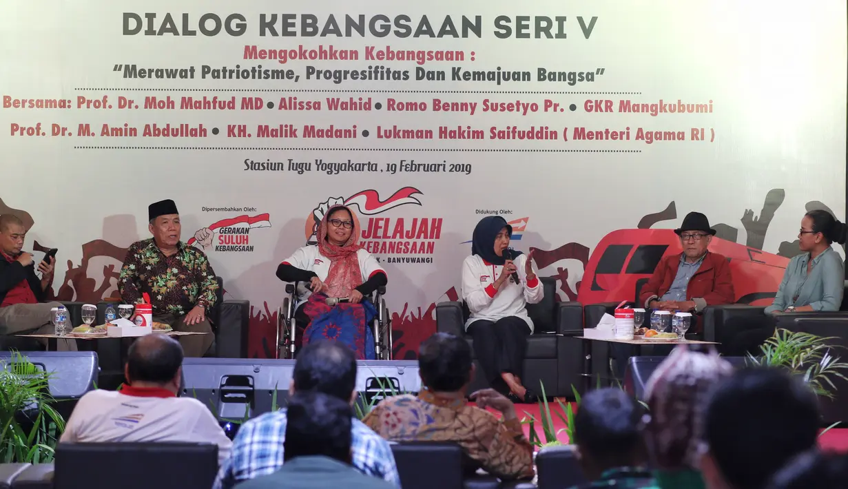 Romo Benny, KH Malik Madai, Alissa Wahid, Siti Ruhaini, Charris Zubair dan GKR Mangkubumi saat dialog 'Merawat Patriotisme, Progresifitas, dan Kemajuan Bangsa' Jelajah Kebangsaan di Stasiun Tugu Yogyakarta, Selasa (19/2). (Liputan6.com/JohanTallo)