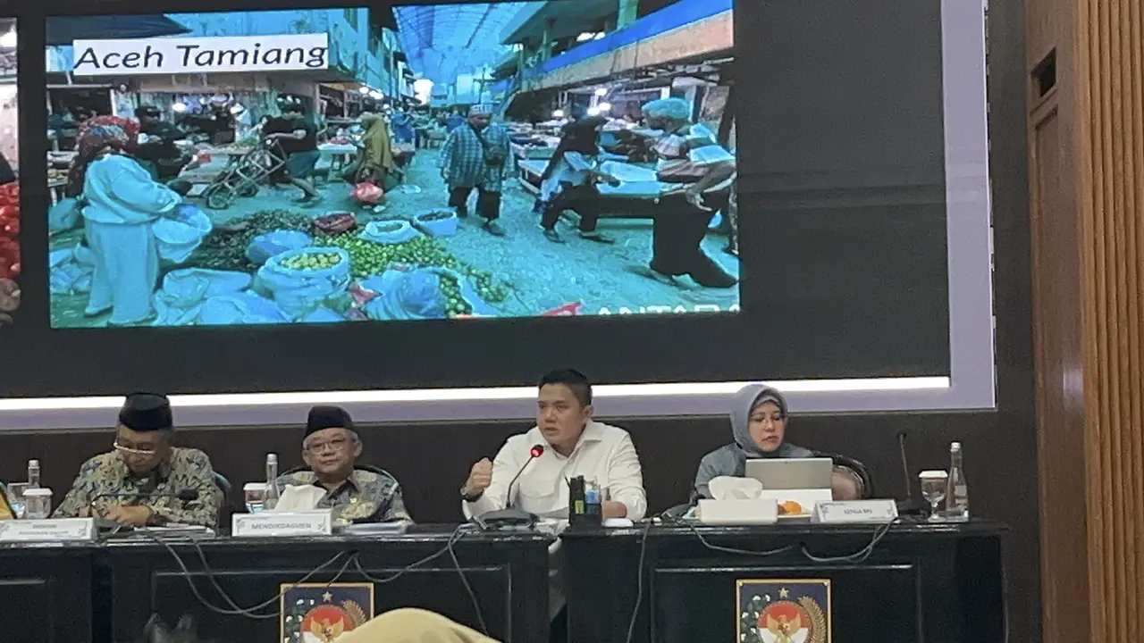 Sekretaris Kabinet (Seskab), Teddy Indra Wijaya di Gedung Kemendagri, Jakarta Pusat, Rabu (11/2/2026) (Liputan6.com/Winda Nelfira)
