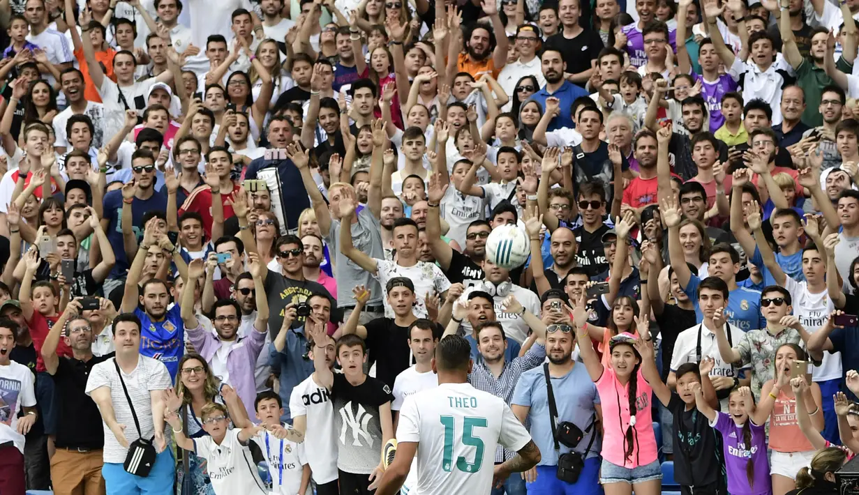 Suporter Real Madrid menyambut meriah kedatangan wonderkid 19 Tahun, Theo Hernandez, saat baru diperkenalkan di Stadion Santiago Bernabeu, Madrid, Senin (10/7/2017). (AFP/Javier Soriano)