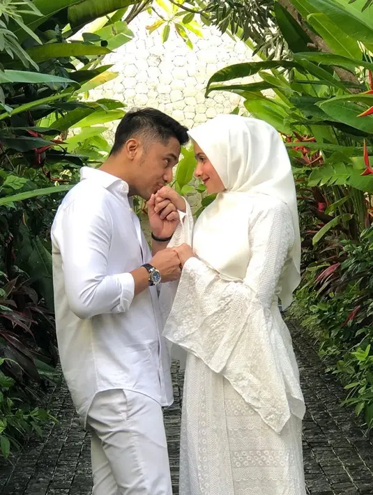 Kompak gunakan busana berwarna putih, Hengky Kurniawan juga terlihat mengunggah foto mesra bersama sang istri. Tak jarang pula dirinya turut mengungkapkan kalimat sayang dan cinta melalui media sosial. (Liputan6.com/IG/@hengkykurniawan)