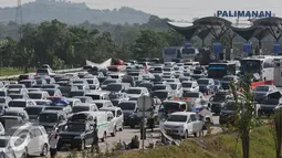 Usai keluar dari gerbang Tol Palimanan, para pemudik masih terjebak macet panjang, Jabar, Rabu (15/7/2015). H-2 Lebaran, ribuan kendaraan terjebak macet hingga 38 Km antara jalan tol Cipali hingga tol Palikanci. (Liputan6.com/Herman Zakharia)