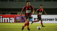 Bek Persipura Jayapura, Muhammad Tahir menggiring bola saat laga pekan pertama BRI Liga 1 2021/2022 melawan Persita Tangerang di Stadion Pakansari, Bogor, Sabtu (28/08/2021). Persipura kalah 1-2. (Bola.com/Bagaskara Lazuardi)