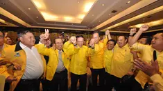 Agung Laksono (tengah) terpilih sebagai Ketua Umum Partai Golkar pada Munas di Ancol, Jakarta, Senin (8/12/2014). (Liputan6.com/Miftahul Hayat)