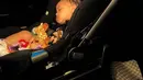Foto pertama memperlihatan Stormi yang tertidur dalam mobilnya dan ditemani oleh beberapa boneka. (instagra/kyliejenner)