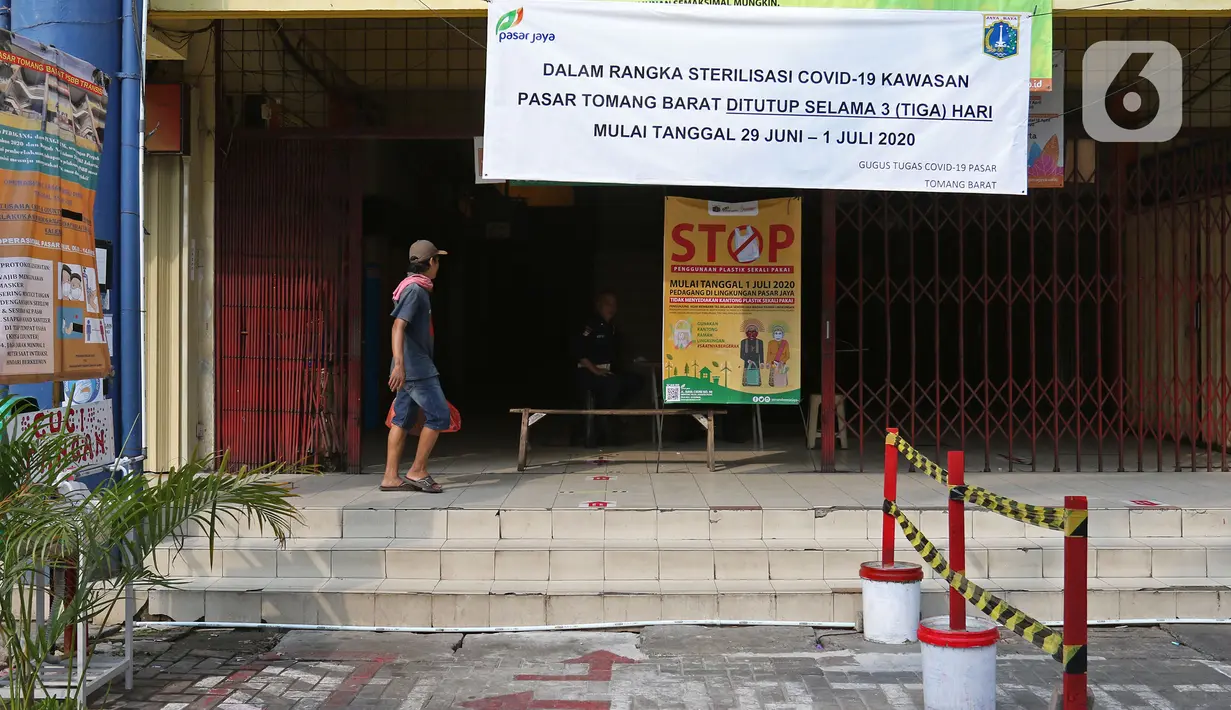 Spanduk pemberitahuan penutupan Pasar Tomang Barat, Jakarta, Senin (29/06/2020). Pasar Tomang Barat atau yang lebih dikenal dengan sebutan Pasar Kopro itu ditutup mulai 29 Juni hingga 1 Juli setelah ada pedagang yang dinyatakan positif Covid-19 dari hasil tes usap. (Liputan6.com/Herman Zakharia)