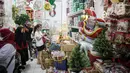 Pembeli memilih pernak-pernik Natal di Pasar Asemka, Jakarta, kamis (14/12/2023). Menjelang Natal, masyarakat mulai mencari pernak-pernik untuk meramaikannya. (Liputan6.com/Faizal Fanani)