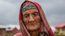 Khatija, perempuan pengembara Kashmir Bakarwal saat duduk di luar kamp sementara di pinggiran Srinagar, India, 31 Agustus 2020. Suku Bakarwals adalah kaum penggembala nomaden di Jammu Kashmir, yang berpindah-pindah untuk mencari padang rumput yang baik untuk ternak mereka. (AP Photo/Dar Yasin)