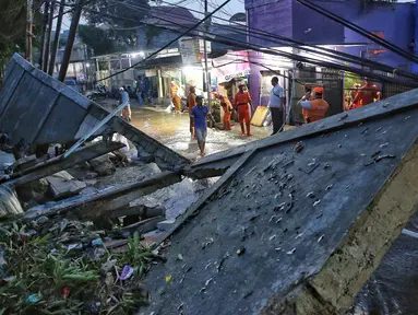 Sebuah tembok beton roboh di kawasan Kalibata Timur, Jakarta Selatan, Rabu (7/5/2025) sore. (Liputan6.com/Angga Yuniar)
