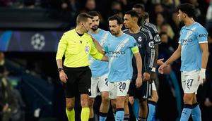 Wasit Clement Turpin berbicara dengan Bernardo Silva setelah memberikan kartu merah dalam laga leg kedua babak 16 besar Liga Champions antara Manchester City vs Real Madrid di Etihad Stadium, 18 Maret 2026. (AP Photo/Dave Thompson)