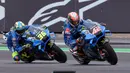 Pembalap Tim Suzuki Ecstar Spanyol Joan Mir dan Alex Rins bersaing selama sesi latihan bebas hari ke-2 untuk balapan Grand Prix Moto3 di Pertamina Mandalika International Street Circuit, Mandalika, Lombok Tengah, Nusa Tenggara Barat, Sabtu (19/3/2022). (AFP/Sonny Tumbelaka)