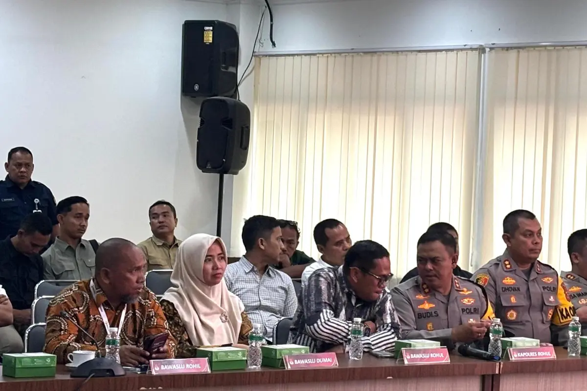Kapolres Rokan Hulu bersama KPU dan Kapolres lainnya membahas TPS perbatasan pada Pilkada 2024.