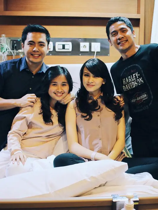 Bahkan mereka juga sempat berfoto bareng dengan pasangannya masing-masing. Uniknya mereka kompak mengenakan pakaian dengan warna senada. (Foto: instagram.com/gritteagathaa)