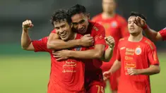Pemain Persija Jakarta, Ryo Matsumura (depan) bersama Rizky Ridho melakukan selebrasi setelah mencetak gol ke gawang Bhayangkara FC pada laga pekan ke-20 BRI Liga 1 2023/2024 di Stadion Patriot Candrabhaga, Bekasi, Senin (27/11/2023). (Bola.com/M Iqbal Ichsan)