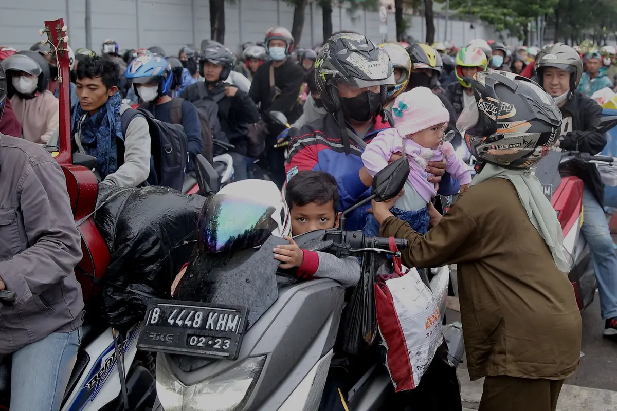 Wajah Lelah Pemudik Motor di Merak