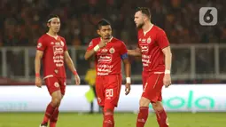 Pemain Persija, Bambang Pamungkas (tengah) saat melawan Persebaya pada Shopee Liga 1 Indonesia di Stadion Utama Gelora Bung Karno Jakarta, Selasa (17/12/2019). Laga melawan Persebaya menjadi pertandingan terakhir Bambang Pamungkas sebagai pesepakbola profesional. (Liputan6.com/Helmi Fithriansyah)