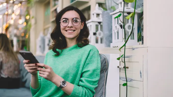 perempuan berkacamata