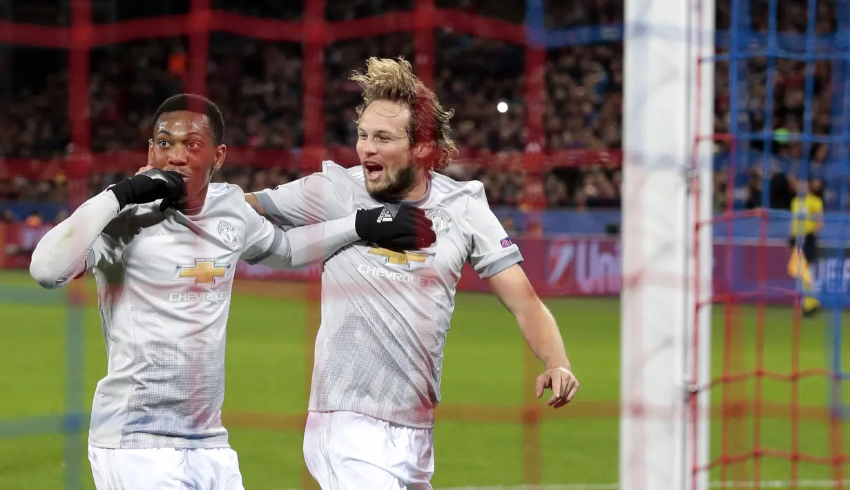 Pemain Manchester United, Anthony Martial (kiri) menyumbangkan satu gol ke gawang CSKA Moscow pada laga grup A Liga Champions di VEB Arena, Moscow, Rusia, (27/9/2017). MU menang 4-1. (AP/Ivan Sekretarev)