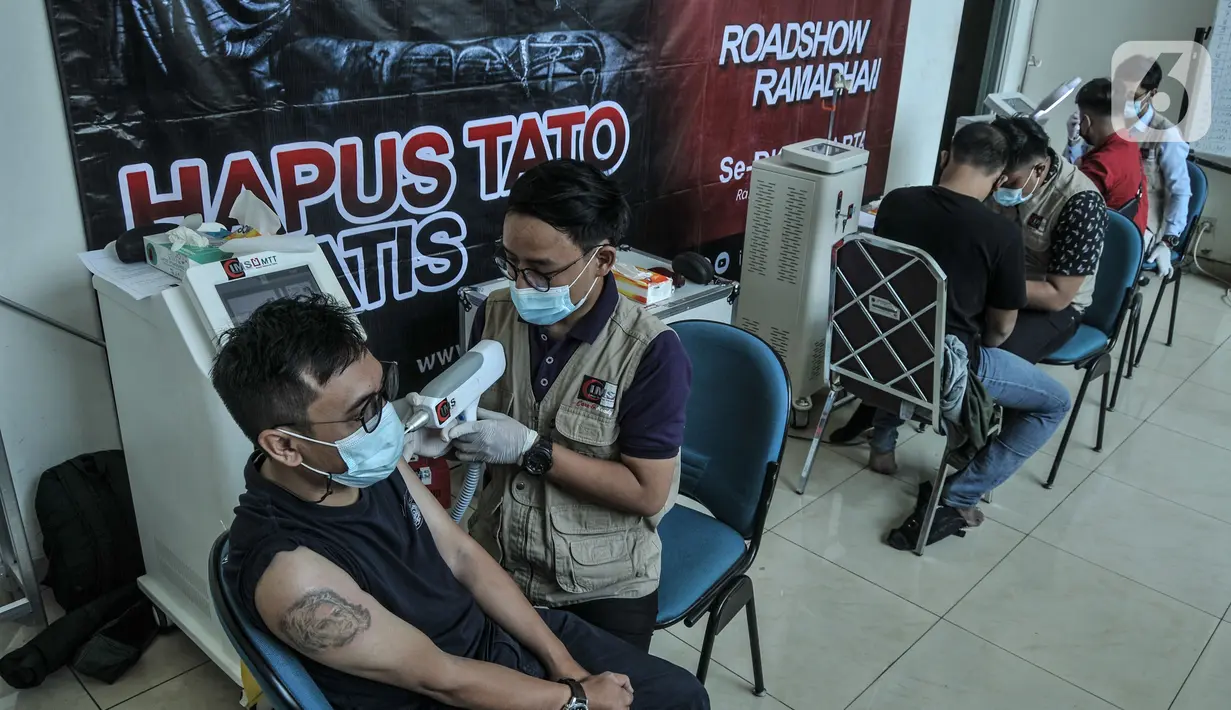 Peserta menjalani pengapusan tato di Masjid Baitul Muhyi, Jakarta Timur, Jakarta, Kamis (29/4/2021). Sebelum mengikuti layanan ini para peserta diwajibkan menjalani tes Genose Covid-19 dan periksa darah serta mengikuti aturan protokol kesehatan yang ketat. (merdeka.com/Iqbal S. Nugroho)