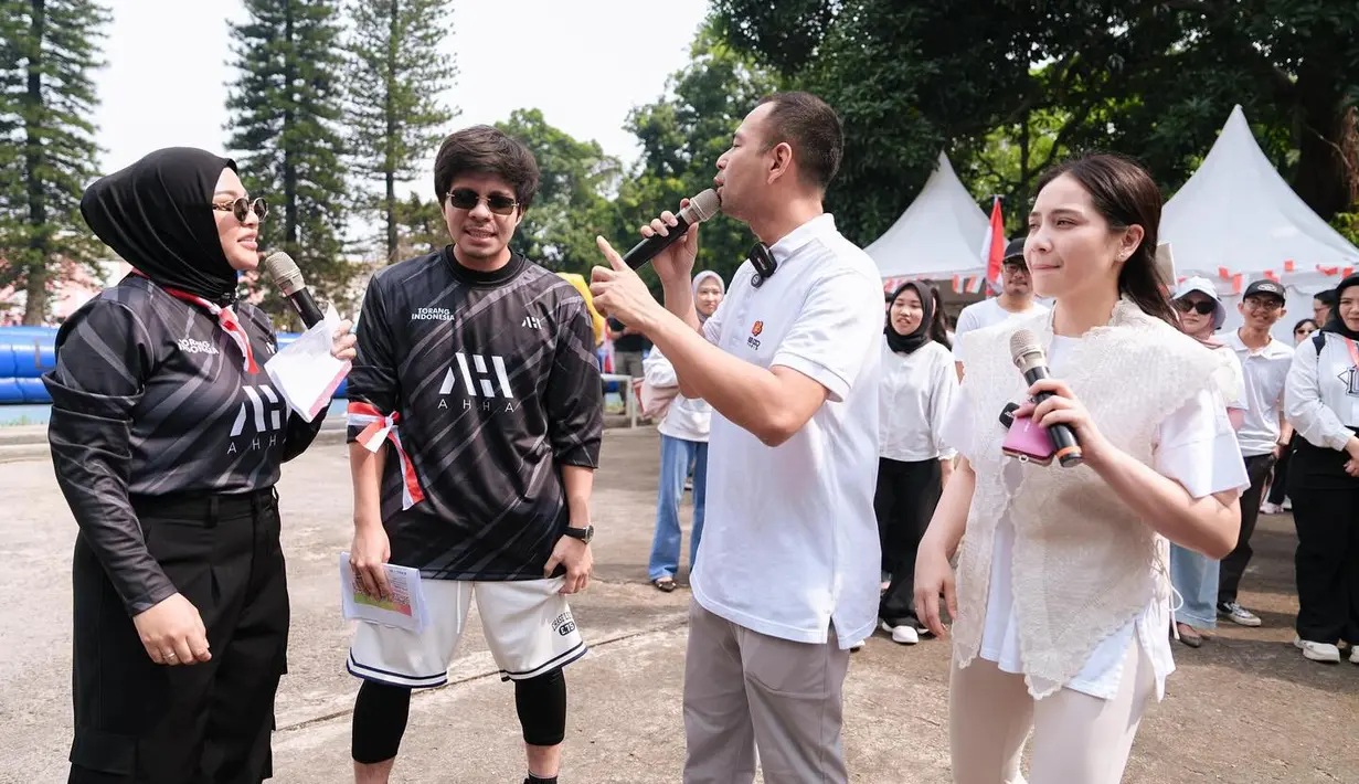 Keluarga Raffi Ahmad dan Atta Halilintar memiliki tema warna berbeda dalam perlombaan ini, Yaitu hitam dan putih. (Foto: Instagram/ raffinagita1717)