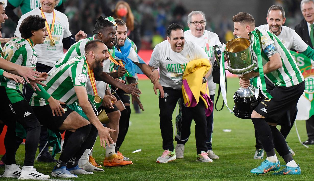 <p>Joaquin yang sudah menginjak usia 40 tahun menjadi satu dari lima eksekutor yang sukses menuntaskan tugas. (AFP/Jorge Guerrero)</p>