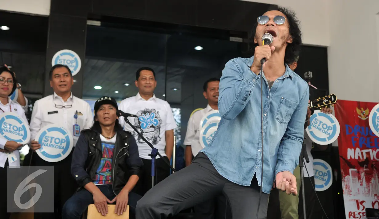 Grup Musik Slank saat Konser di Lobi Gedung BNN usai melakukan pertemuan, Jakarta, Kamis (17/3). Pertemuan untuk bersilaturahmi dan kerjasama untuk melakukan pemberantasan narkoba lewat lagu-lagu Slank. (Liputan6/Johan Tallo)