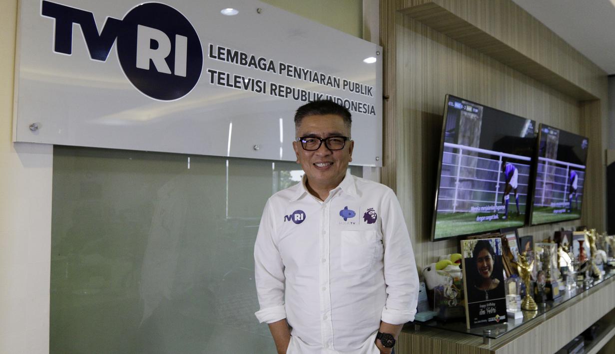Dirut TVRI, Helmi Yahya, berpose di depan logo TVRI, Jakarta, Rabu (31/7). TVRI secara resmi akan menjadi official broadcaster partner untuk penayangan Liga Inggris musim depan.(Bola.com/M iqbal Ichsan)