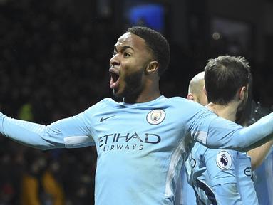 Pemain Manchester City, Raheem Sterling memimpin top scorer sementara The Citizens dengan torehan 13 gol di semua ajang kompetisi yang diikuti timnya. (AFP/Oli Scarff)