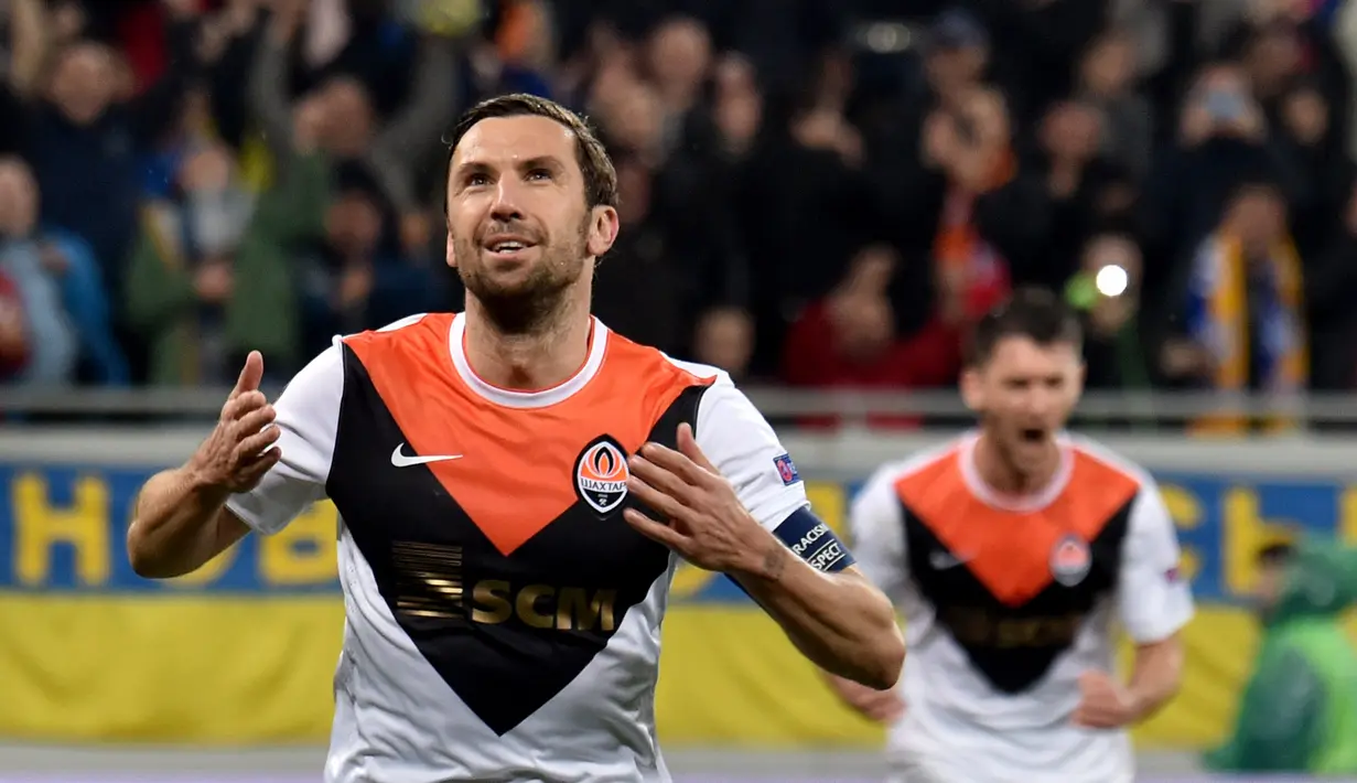 Kapten Shakhtar Donetsk, Darijo Srna, mencetak satu gol saat timnya menang atas Braga pada leg kedua perempat final Liga Europa di Stadion Arena Lviv, Lviv, Ukraina, (14/4/2016). (AFP/Sergei Supinsky)