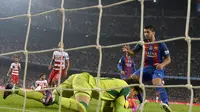  Penyerang Barcelona, Luis Suarez (kanan) terlihat waspada saat kiper Granada, Guillermo Ochoa menangkap bola, pada lanjutan La Liga 2016-2017, di Estadio Camp Nou, Minggu (30/10/2016) dini hari WIB. Barcelona gagal tampil impresif meski menguasai pertand