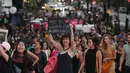 Sejumlah wanita menggelar aksi protes yang disebut "Mereka Tidak Melindungi Saya, Mereka Memperkosa Saya" untuk menuntut keadilan bagi dua gadis remaja yang dilaporkan media telah diperkosa anggota polisi, di Mexico City (16/8/2019). (AP Photo/Marco Ugarte)