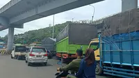 Kemacetan Panjang Diluar Pelabuhan Merak. (Sabtu, 09/03/2024). (Yandhi Deslatama/Liputan6.com).