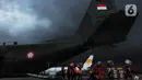 Petugas memasukkan logistik bantuan untuk korban gempa bumi Turki ke dalam pesawat Hercules C-130 TNI AU di Lanud Halim Perdanakusuma, Jakarta, Sabtu (11/2/2023). TNI Angkatan Udara menyiapkan dua pesawat yaitu jenis Boeng 737 dan pesawat Hercules C-130 yang akan mengangkut logistik dan petugas untuk membantu proses operasi SAR korban gempa di Turki. (merdeka.com/Imam Buhori)