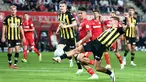 Pemain Twente, Mees Hilgers (tengah) berusaha mencetak gol ke gawang Vitesse dihalangi Gyan de Regt (kanan) pada laga lanjutan Liga Belanda 2023/2024 yang berlangsung di De Grolsch Veste Stadium, Enschede, Belanda, 27 September 2023. (AFP/Vincent Jannink)