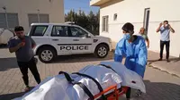 Petugas medis mengangkut jasad korban setelah serangan Turki di Kota Zakho [Ismael Adnan/AFP]
